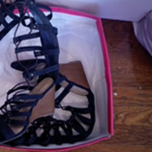 Boots/shoes - Picture 3 of 5